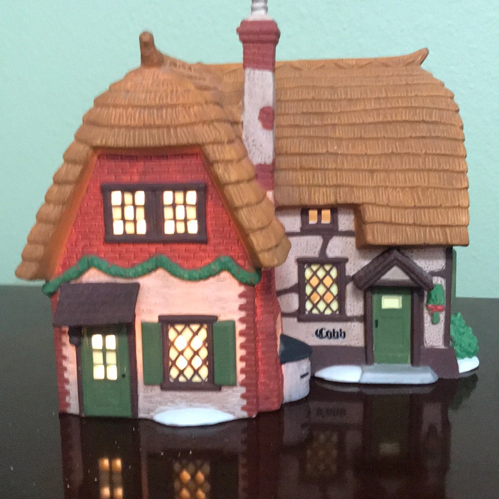DEPT 56 DICKENS VILLAGE “ COBB COTTAGE”